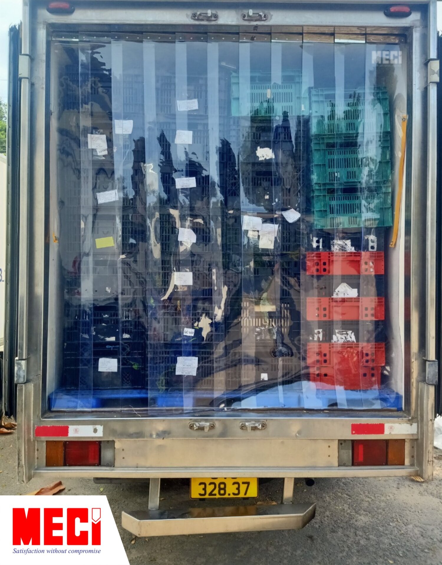 rèm nhựa PVC màu trắng trong lắp đặt trên cửa xe tải Bách Hóa Xanh