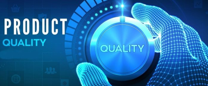 Bên phải là một bàn tay đang nắm nút vặn có chữ Quality (Chất lượng), bên trái là dòng chữ lớn Quality Product (Chất lượng sản phẩm), xung quanh là hình con người, giỏ mua sắm, dấu tick an toàn, quả địa cầu.