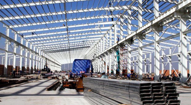 Bên trong một nhà xưởng đang được thi công xây dựng tại TPHCM