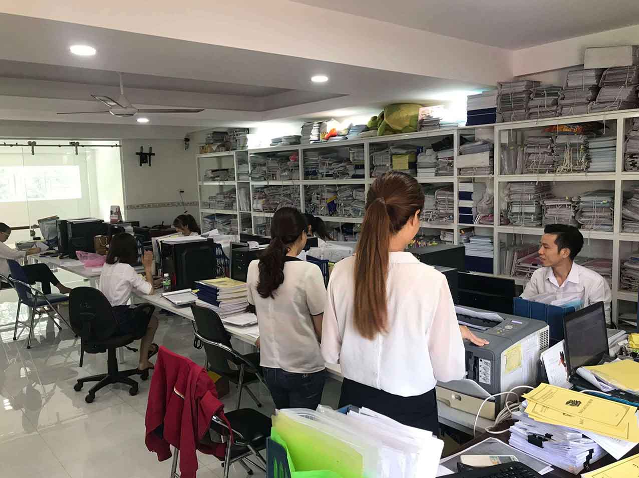 Hình ảnh thực tế trong văn phòng làm việc tại công ty TNHH Dịch vụ tư vấn Quang Minh