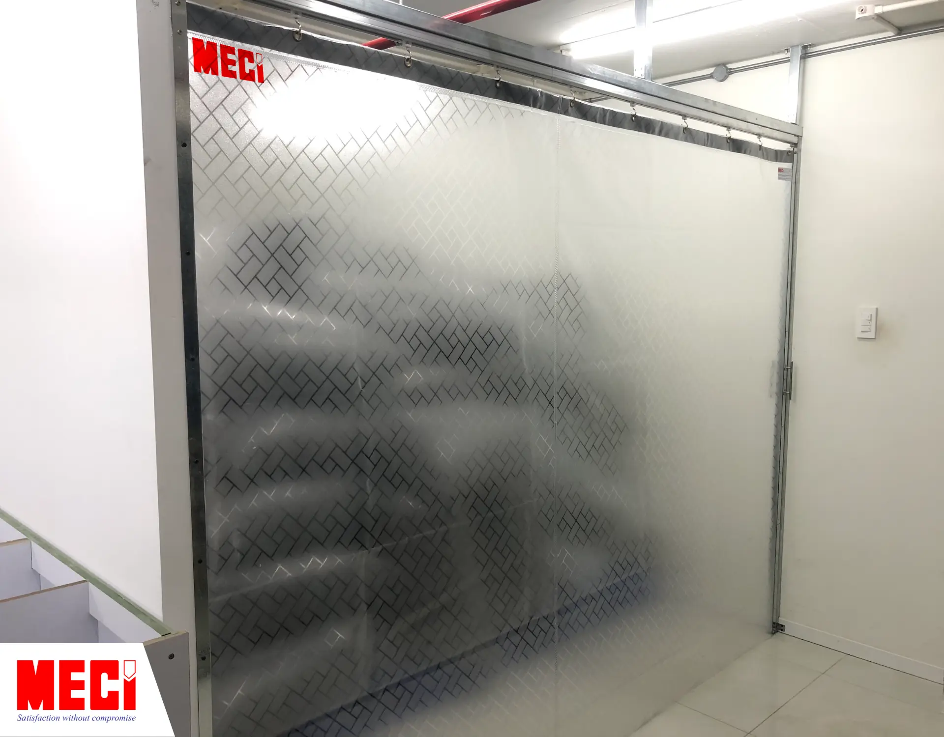 rèm nhựa PVC thay thế cửa kho chứa hàng đang được đóng kín