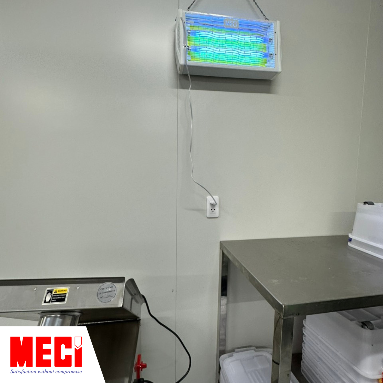 Đèn diệt côn trùng hoạt động tại khu bếp