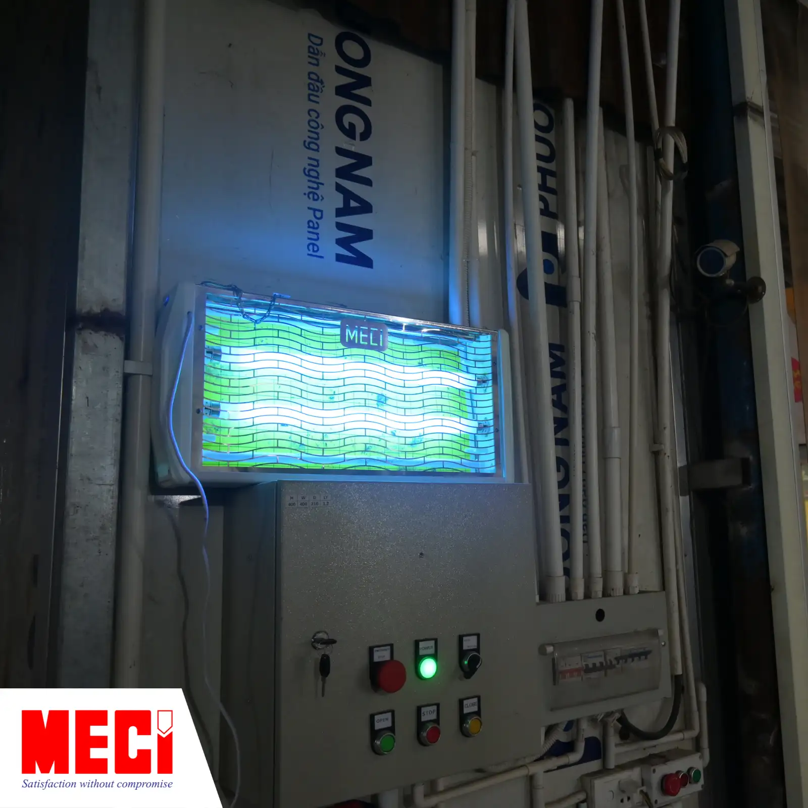 Đèn diệt côn trùng hoạt động tại kho xưởng