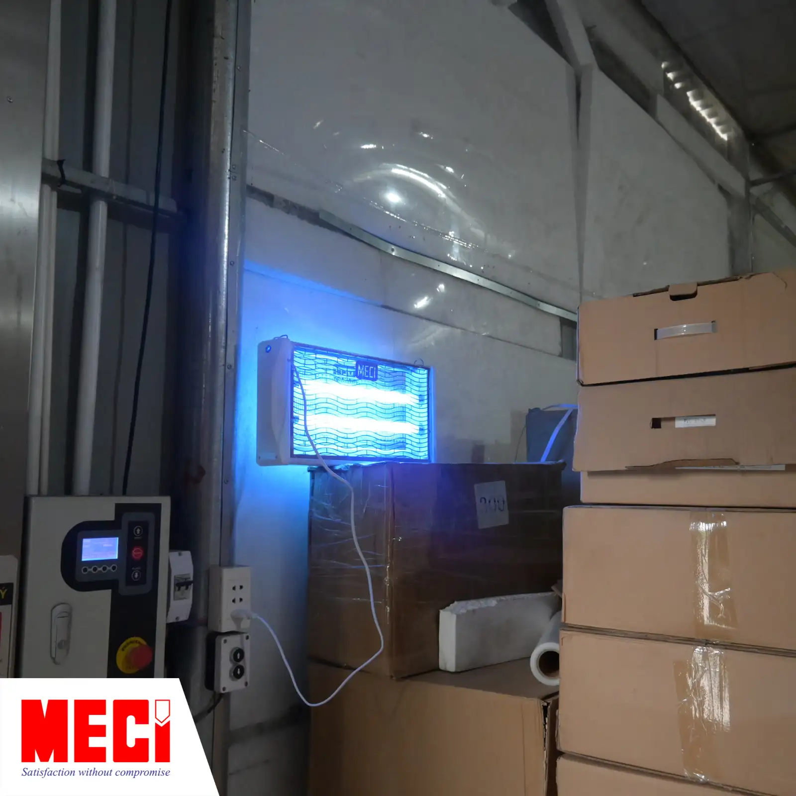 Đèn diệt côn trùng hoạt động tại kho xưởng