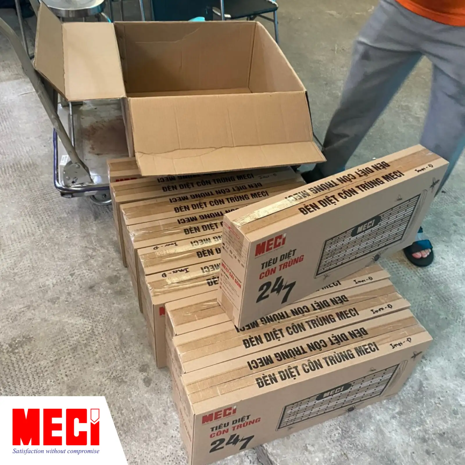 Nhiều đèn diệt côn trùng được đóng gói bằng thùng carton