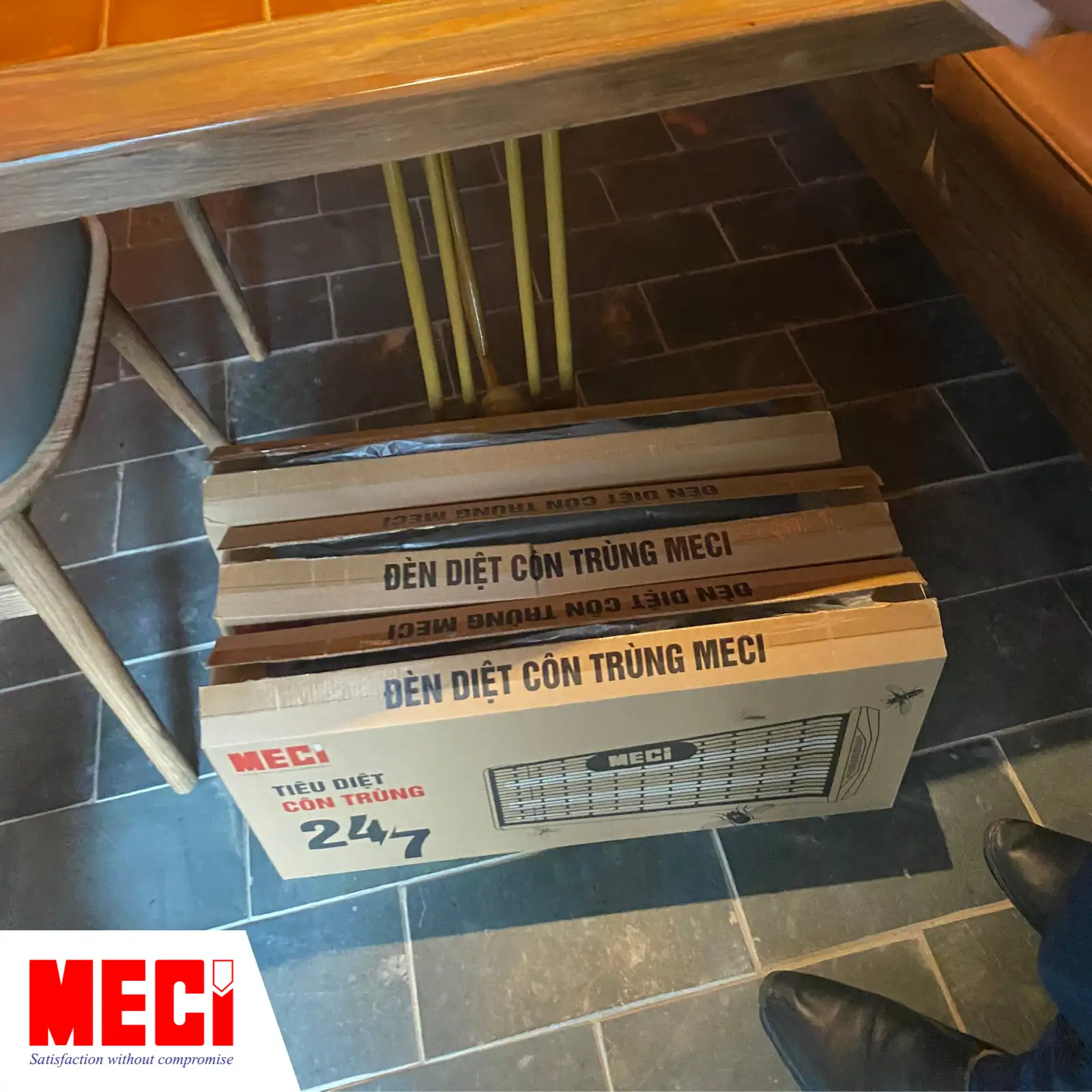 Đèn diệt côn trùng được đóng gói bằng thùng carton