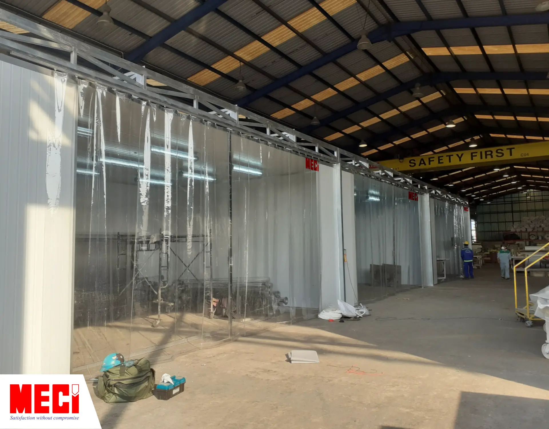 3 phòng sơn từ vách panel trắng cạnh nhau trong 1 nhà xưởng, phía trước mỗi phòng đều lắp rèm nhựa PVC kéo dạt