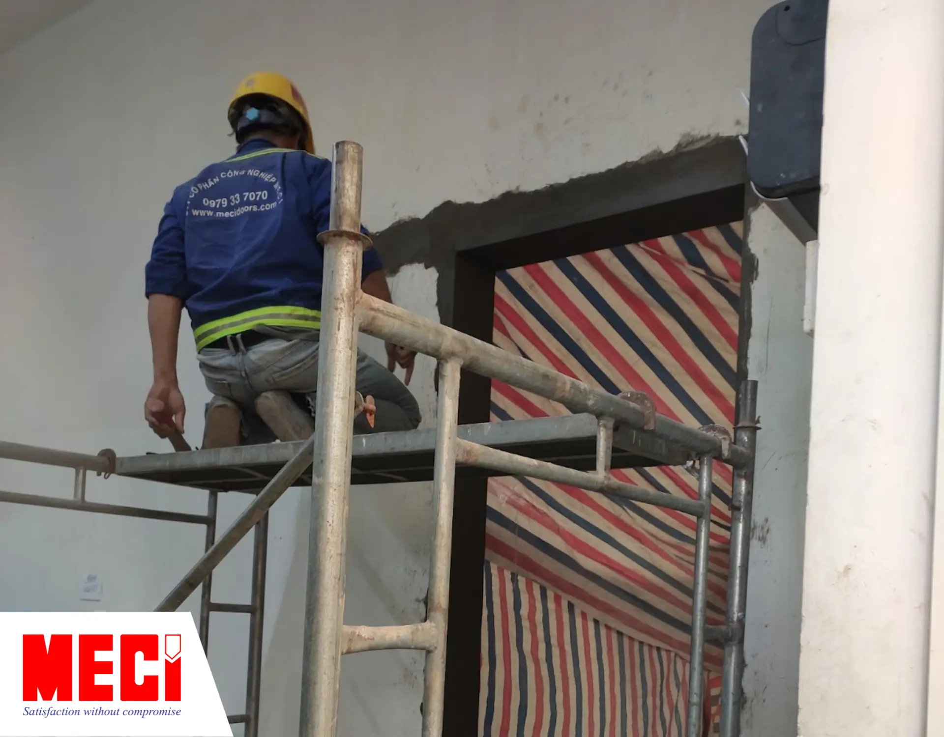 Kỹ thuật MECI đang xây cửa tại nhà máy Đậu Tiên.
