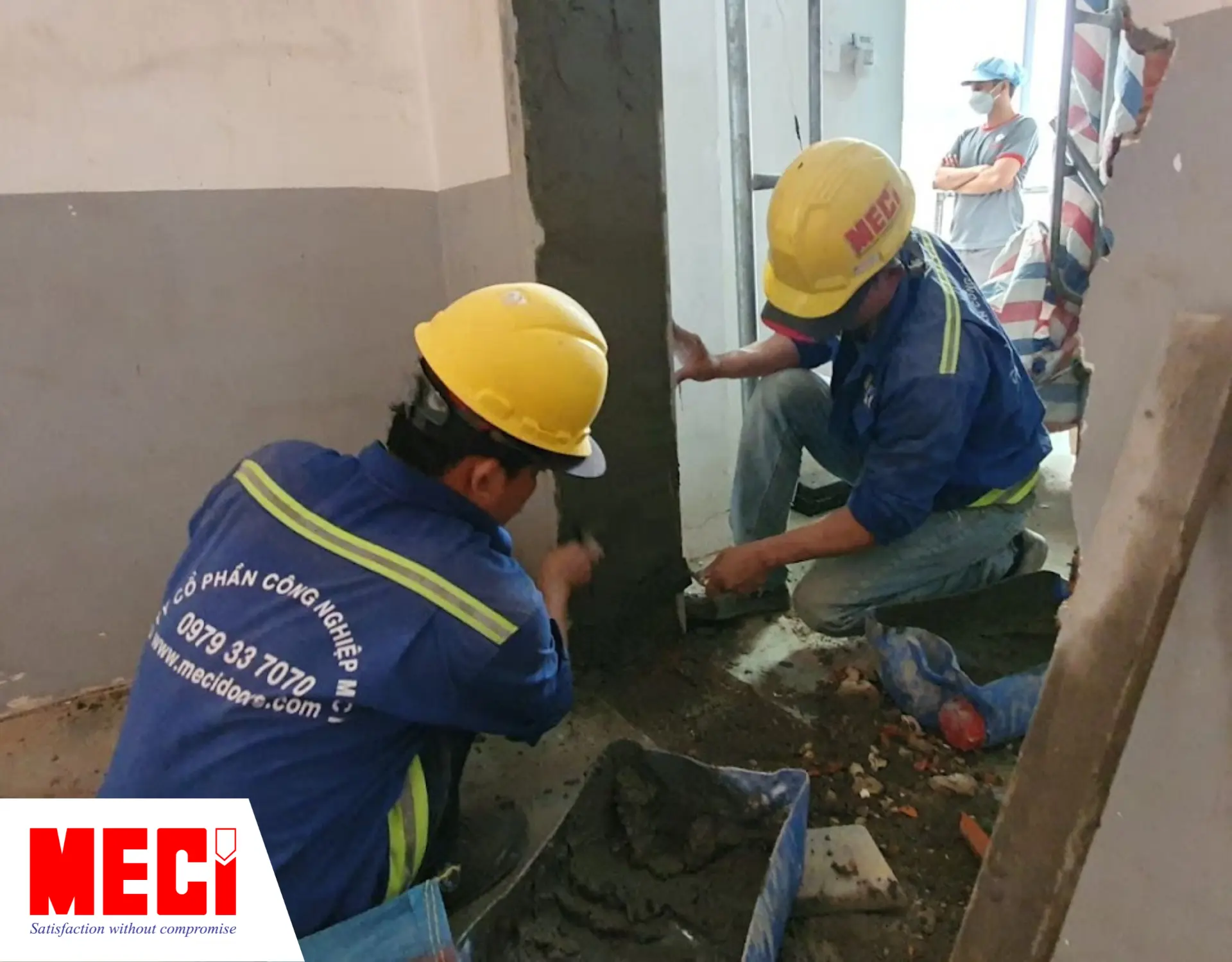 Kỹ thuật MECI đang đục tường, trổ cửa nhà máy Đậu Tiên.