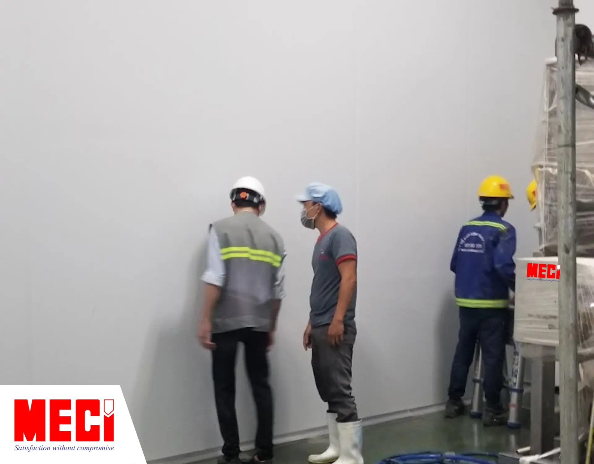 Kỹ thuật MECI đang lắp vách panel tại nhà máy Đậu Tiên.