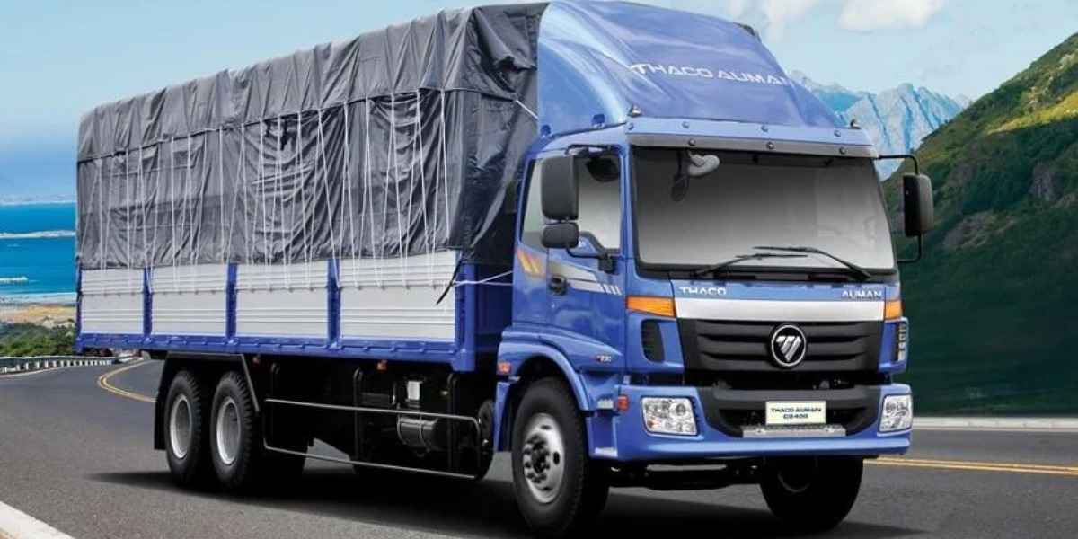Một chiếc xe tải đang chở hàng đi trên đường