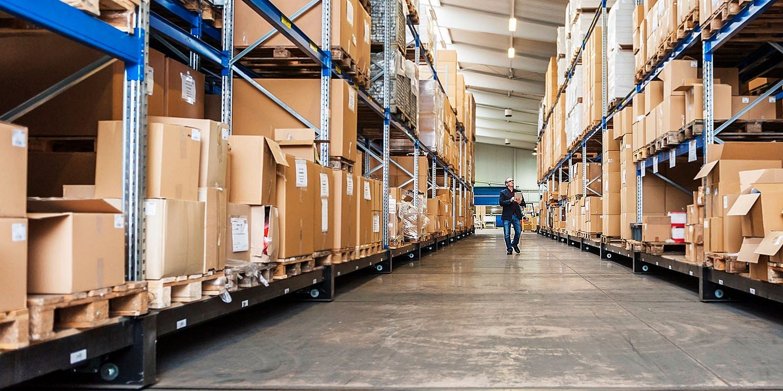 Người đàn ông đang kiểm tra kho hàng.