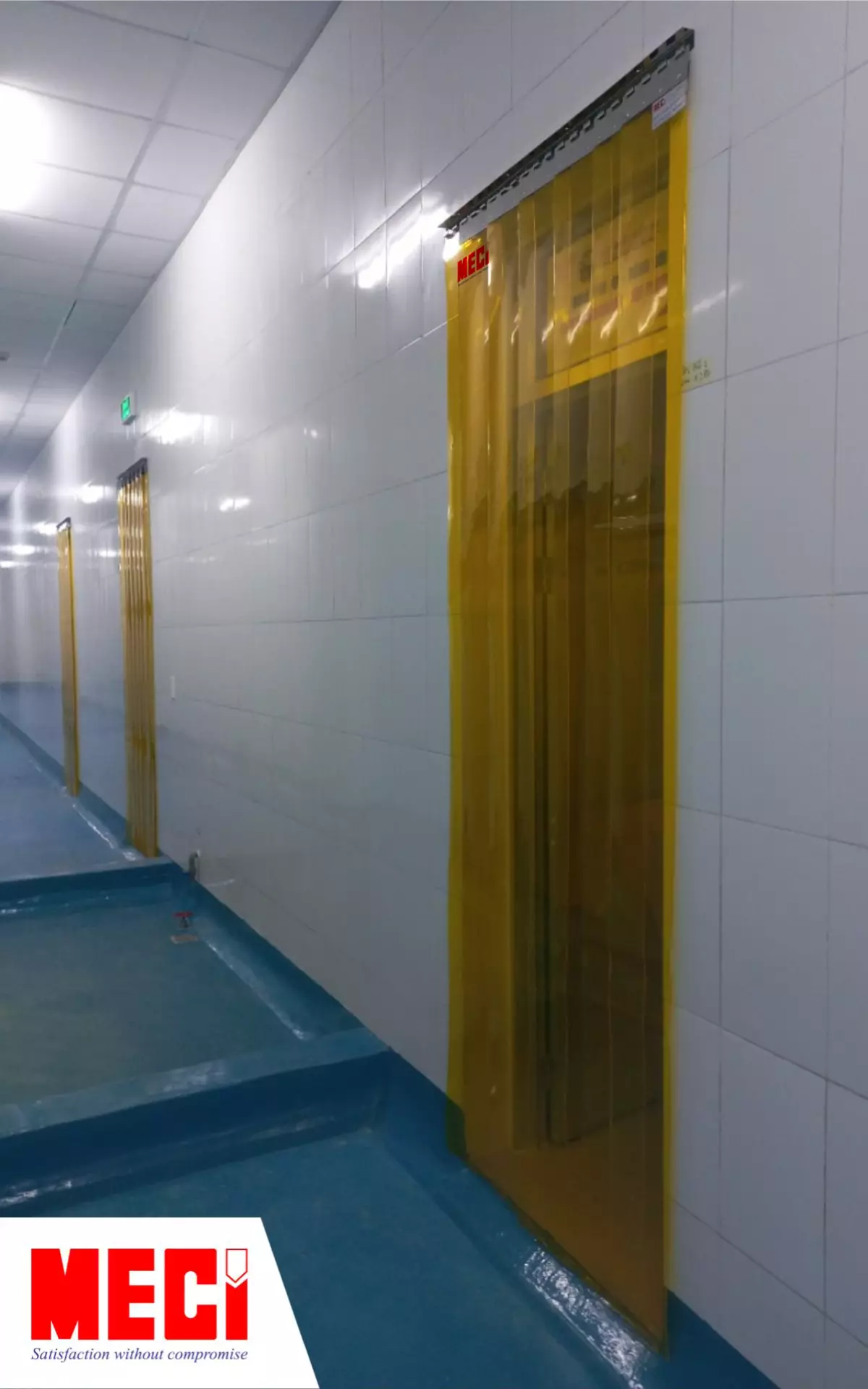  3 rèm nhựa PVC màu vàng được lắp ở 3 lối vào kế bên nhau