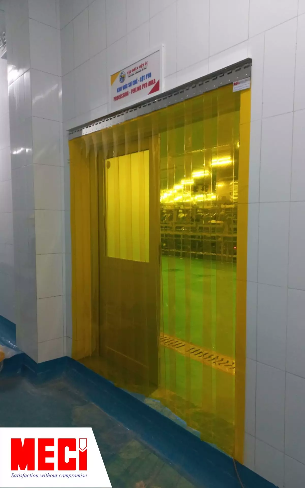 rèm nhựa PVC màu vàng được lắp phía trước của nhôm, bên trong là phòng sạch có nhiều thiết bị