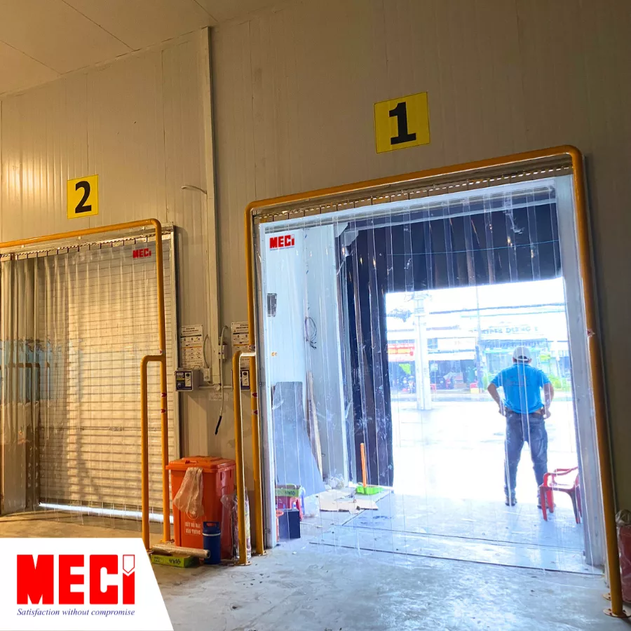 3 lối giao nhận hàng liền kề nhau, hai lối bên trái cửa cuốn nhôm đóng xuống, lối bên phải cửa mở lên, cả 3 lối đi đều được lắp rèm nhựa pvc trắng trong