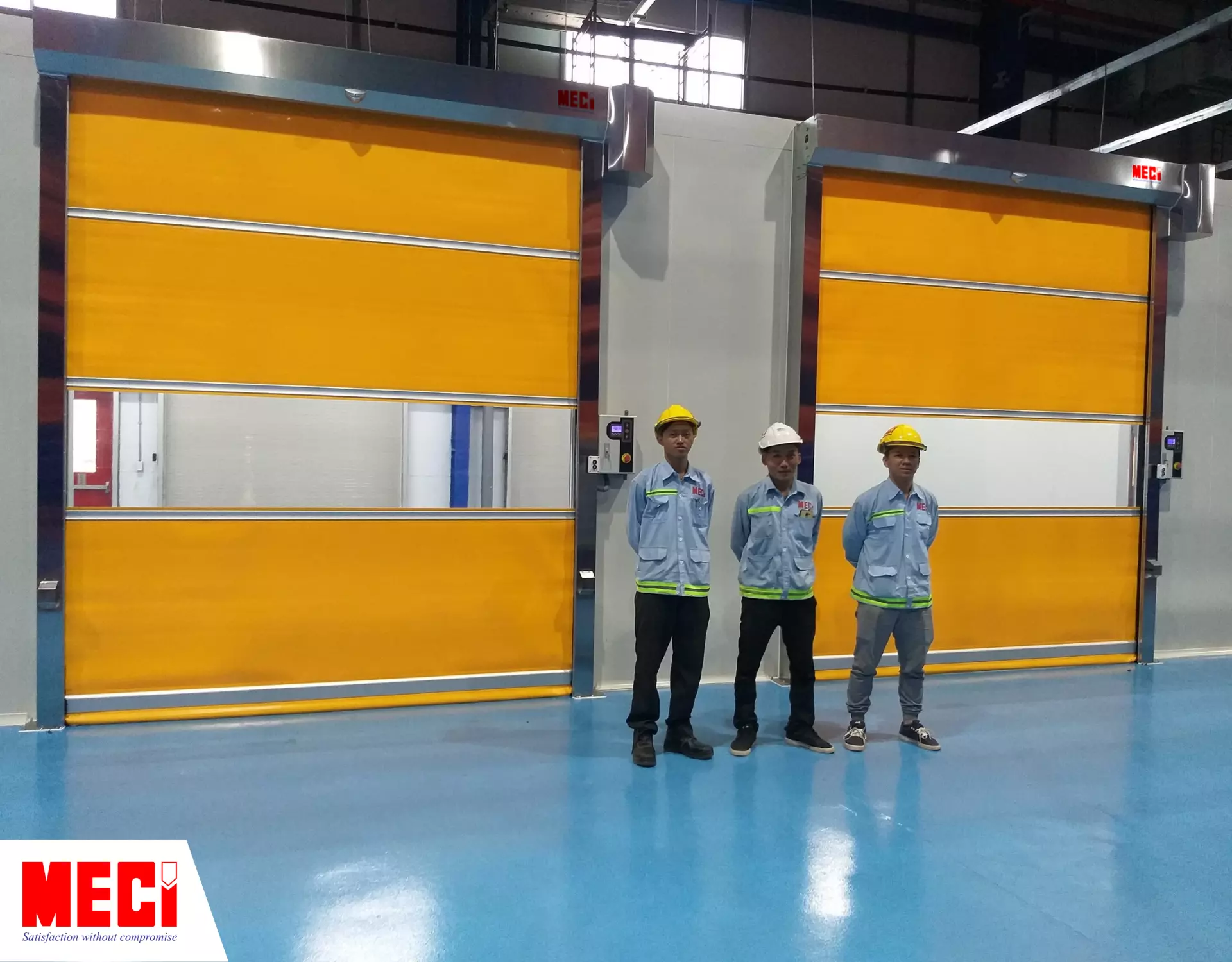  Mặt trước hai cửa cuốn nhanh và đội ngũ nhân viên MECI
