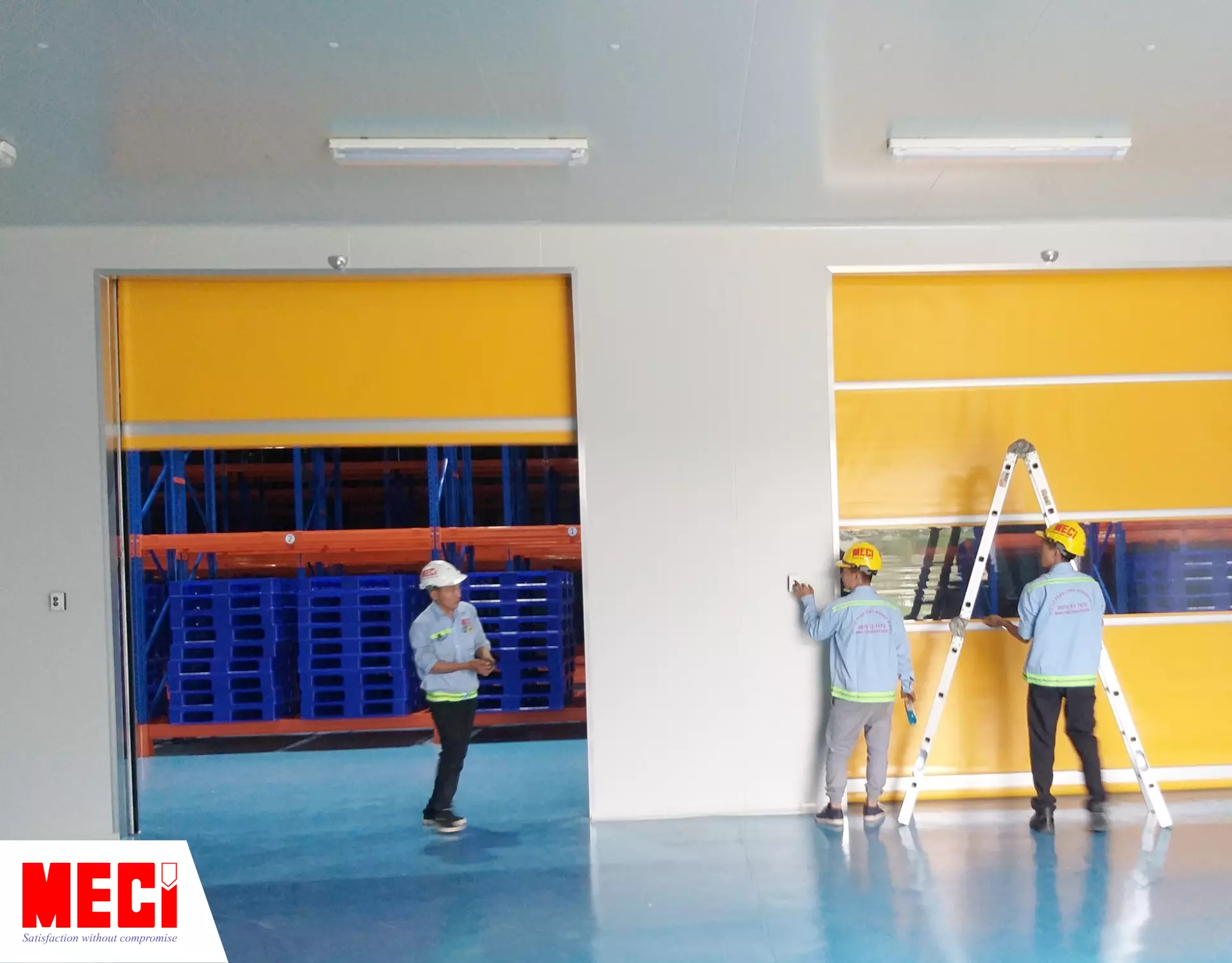  Nhân viên MECI đang lắp đặt cửa cuốn nhanh PVC tại Nanogen Lâm Đồng
