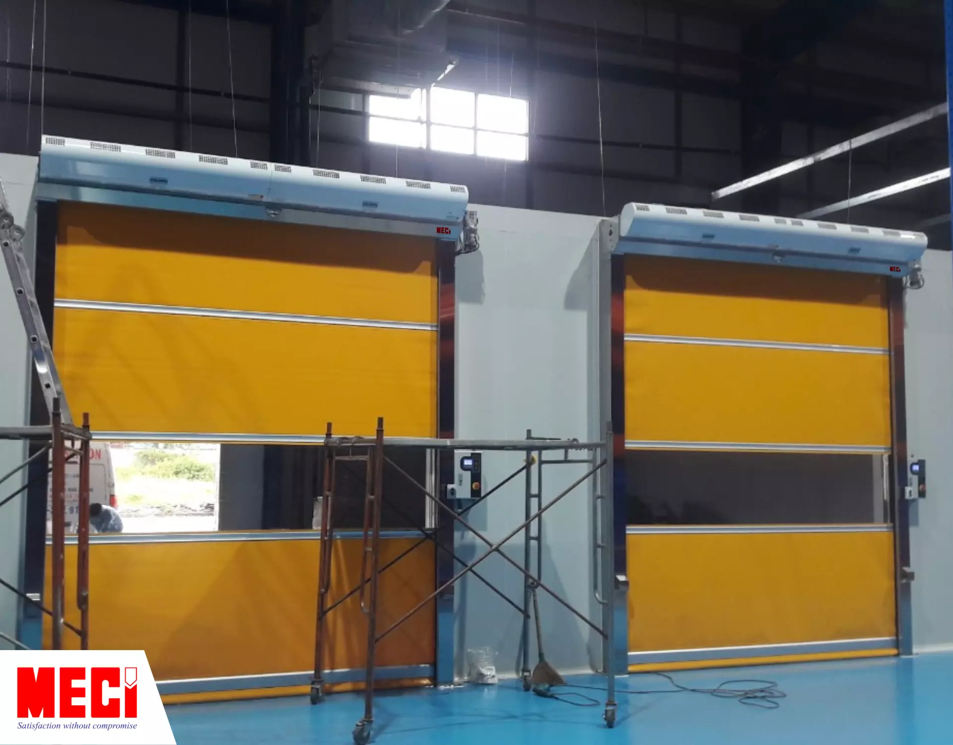 Mặt sau hai cửa cuốn nhanh PVC lắp đặt cùng với quạt cắt gió 