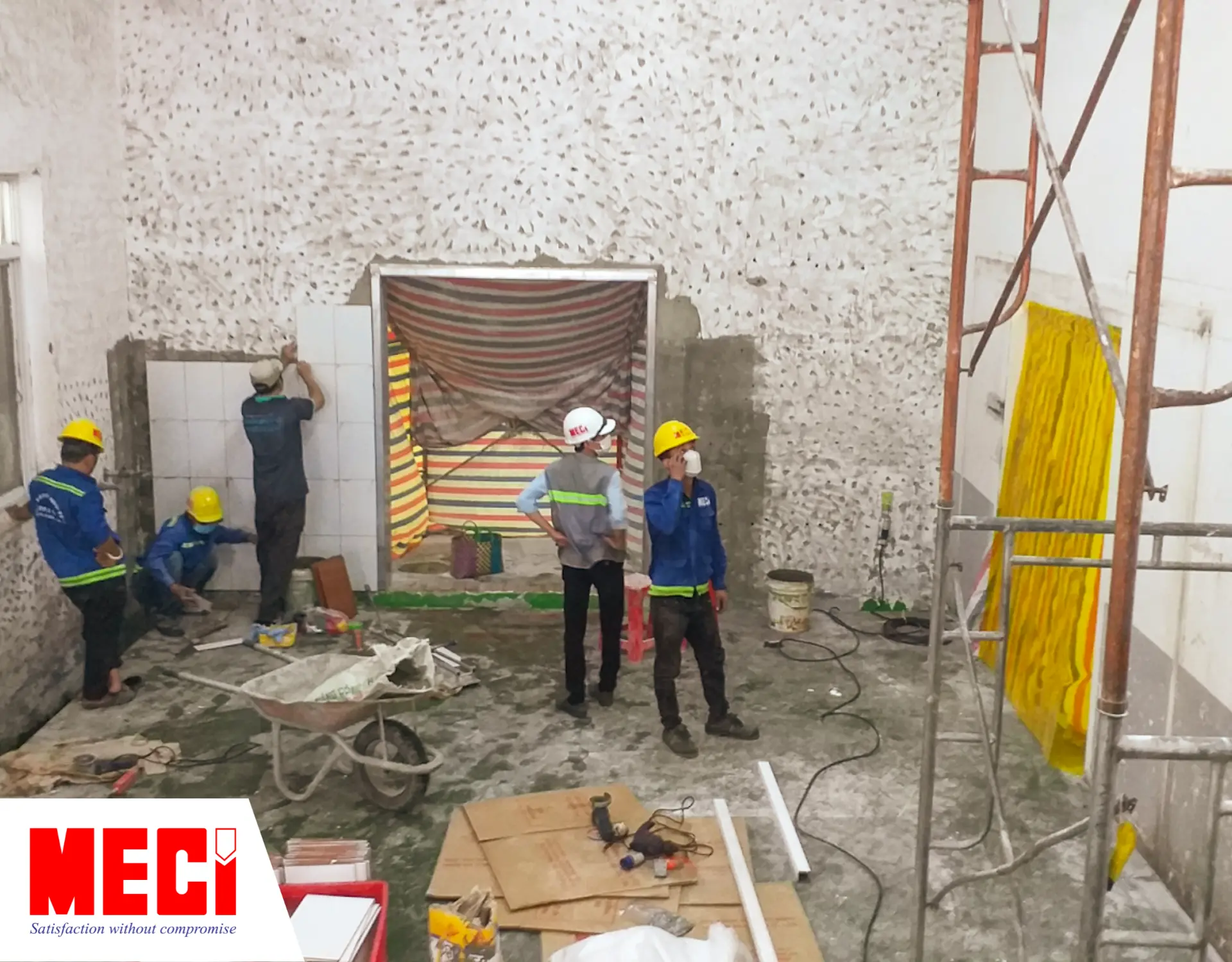 Kỹ thuật MECI đang ốp gạch tường tại nhà máy Đậu Tiên.