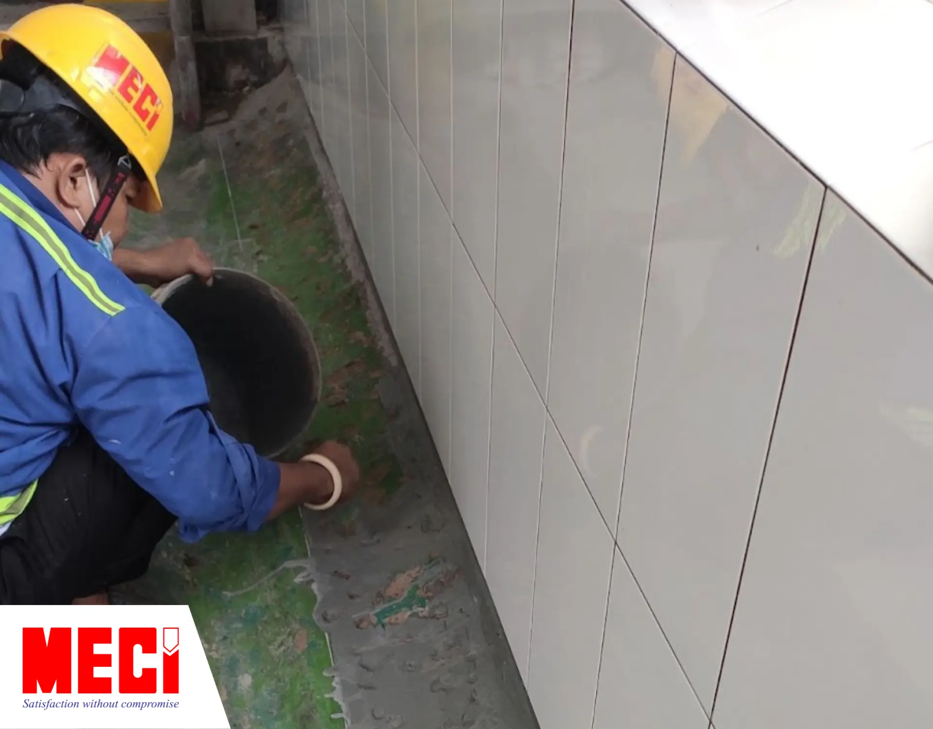 Hạng mục ốp gạch ống thông nước trong giai đoạn kỹ thuật MECI cải tạo nhà máy Đậu Tiên và lắp rèm nhựa PVC. 