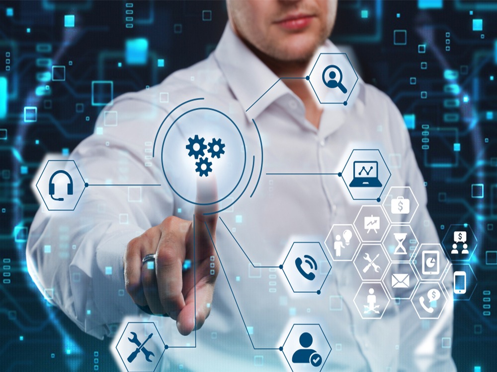 Người đàn ông đang chỉ tay vào các biểu tượng trên màn hình.