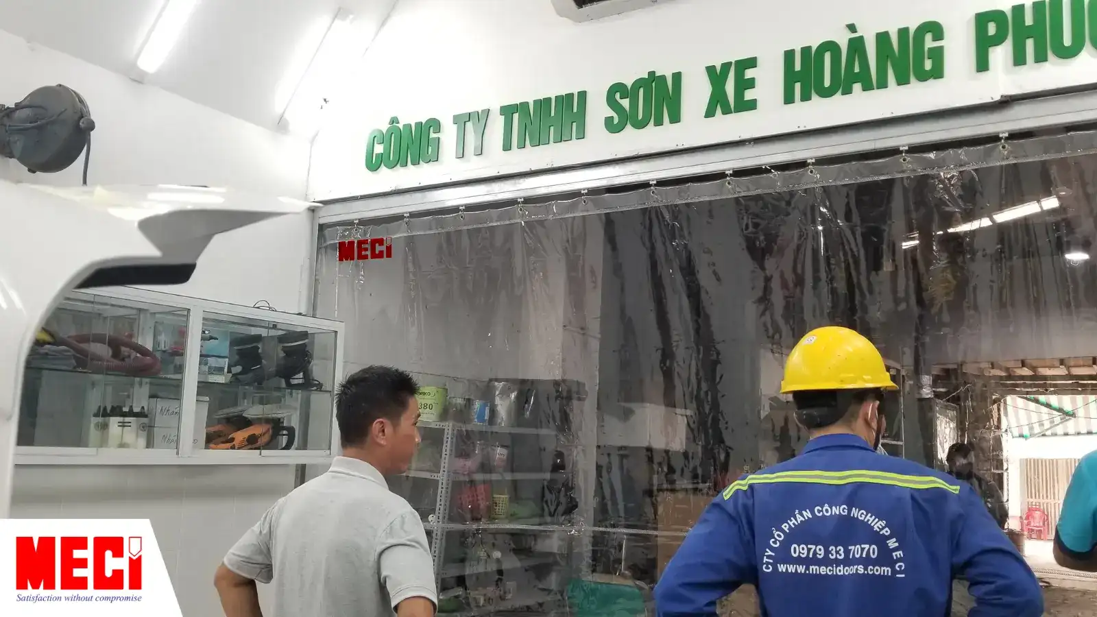 có 2 người đàn ông đang đứng nhìn cái rèm kéo dạt đang đóng lại