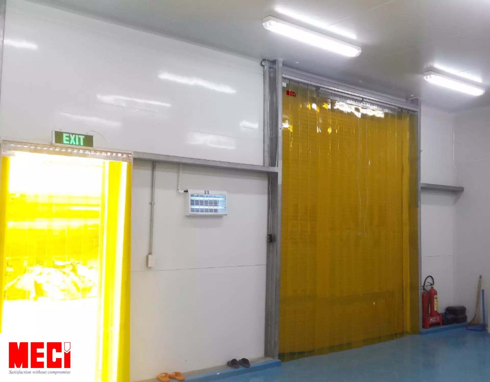 Hai tấm rèm nhựa PVC màu vàng lắp tại hai cửa khác nhau