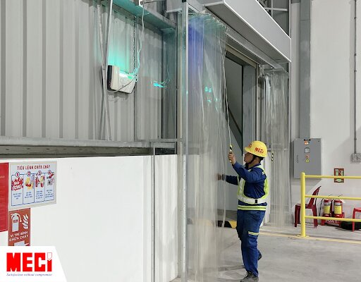 Nhân viên MECI đang kiểm tra rèm nhựa PVC