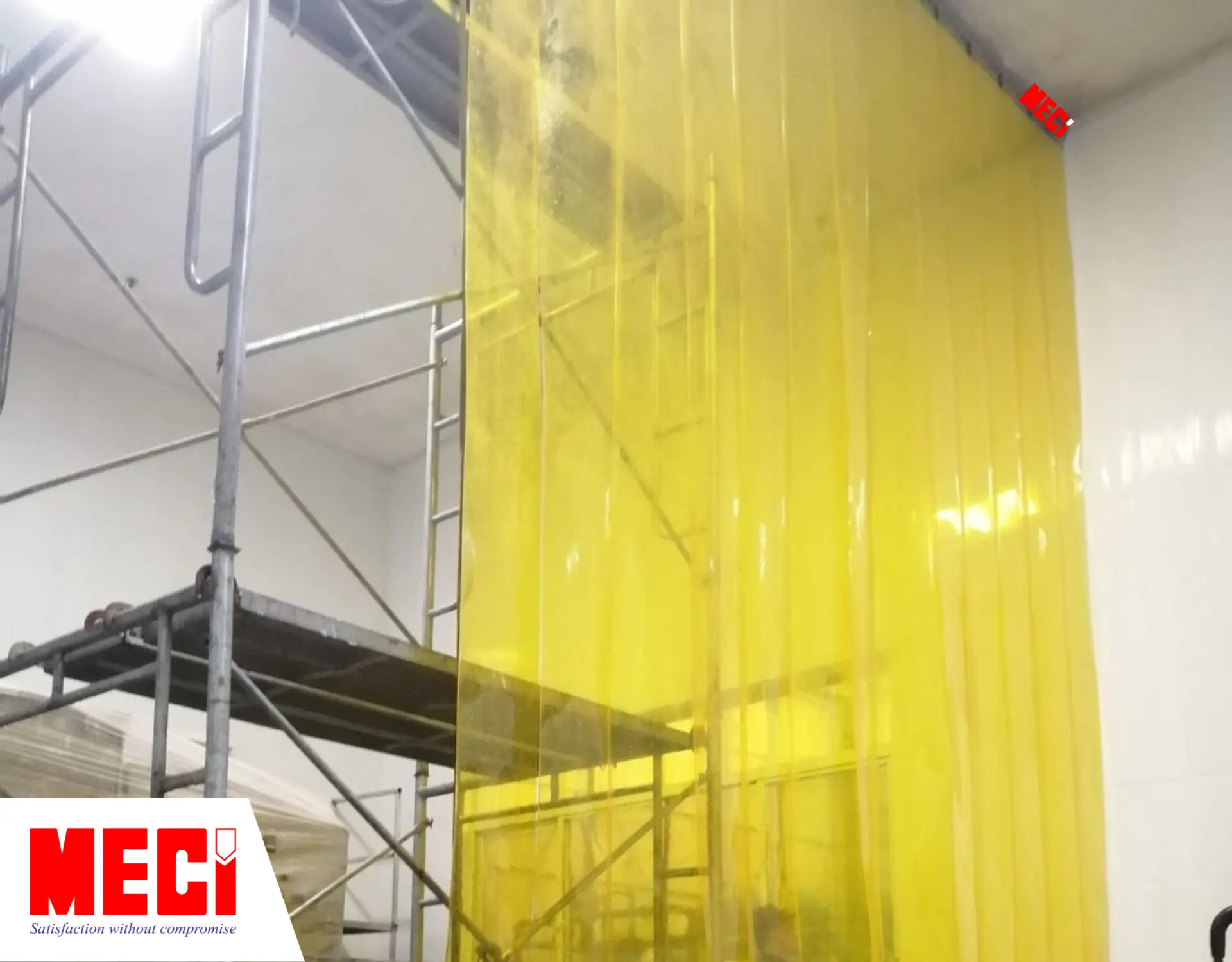 Rèm nhựa PVC hệ cố định màu vàng lắp tại nhà máy Đậu Tiên.