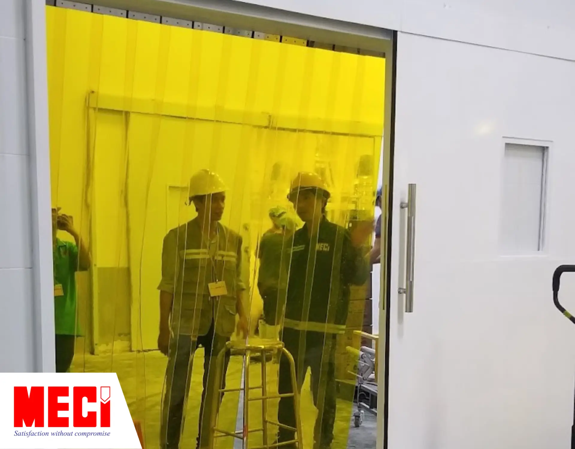 Rèm nhựa PVC hệ cố định màu vàng tại nhà máy Đậu Tiên.