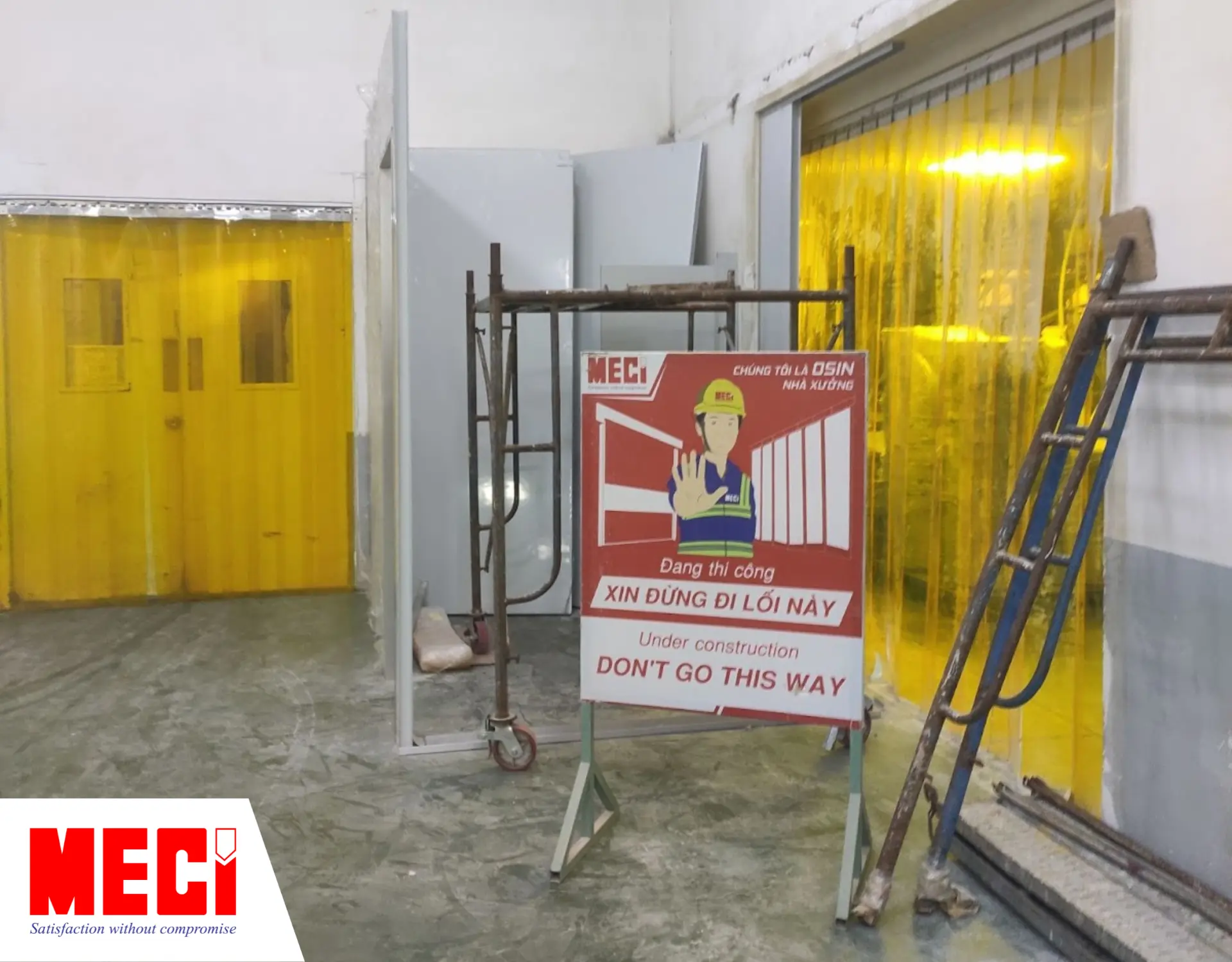 Kỹ thuật MECI lắp rèm nhựa PVC tại nhà máy Đậu Tiên.