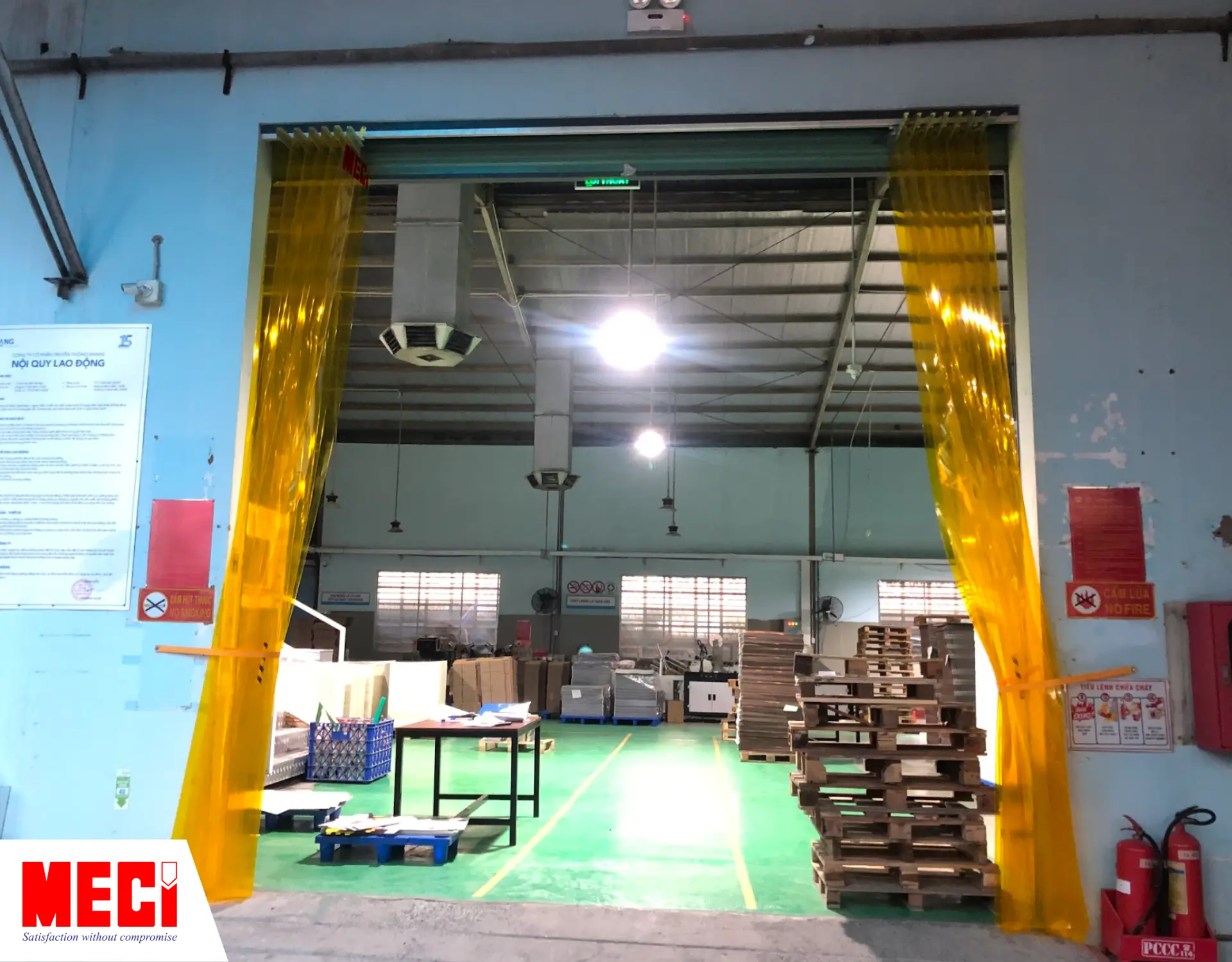 rèm nhựa xếp xoay tại Công Ty In & Bao Bì Khang màu vàng được xếp gọn sang 2 phía, mở ra 1 lối đi lớn