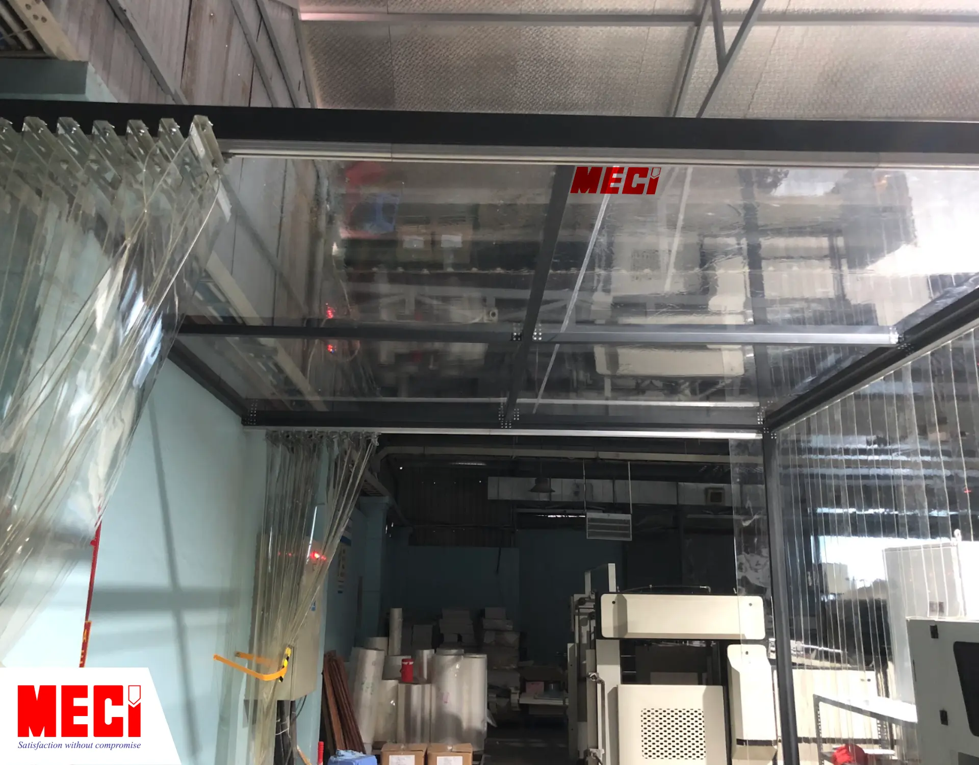 căn buồng với mặt trên là vách ngăn nhựa PVC, mặt trước là rèm nhựa hệ cố định, hai mặt bên là rèm nhựa PVC hệ xếp xoay đang được xếp gọn lại