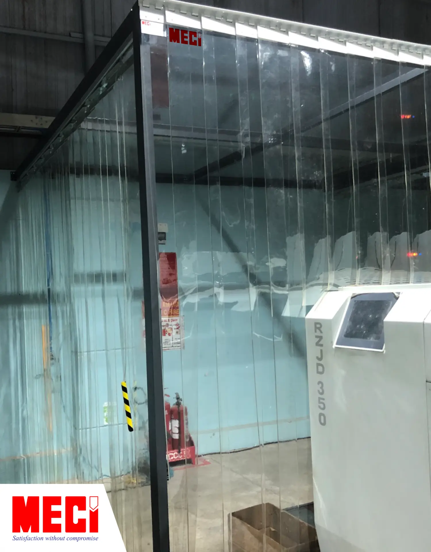 1 thanh kim loại đen là cạnh của căn buồng, hai mặt bên là rèm nhựa PVC trong suốt, có tay nắm cửa màu đen xen kẽ vàng 