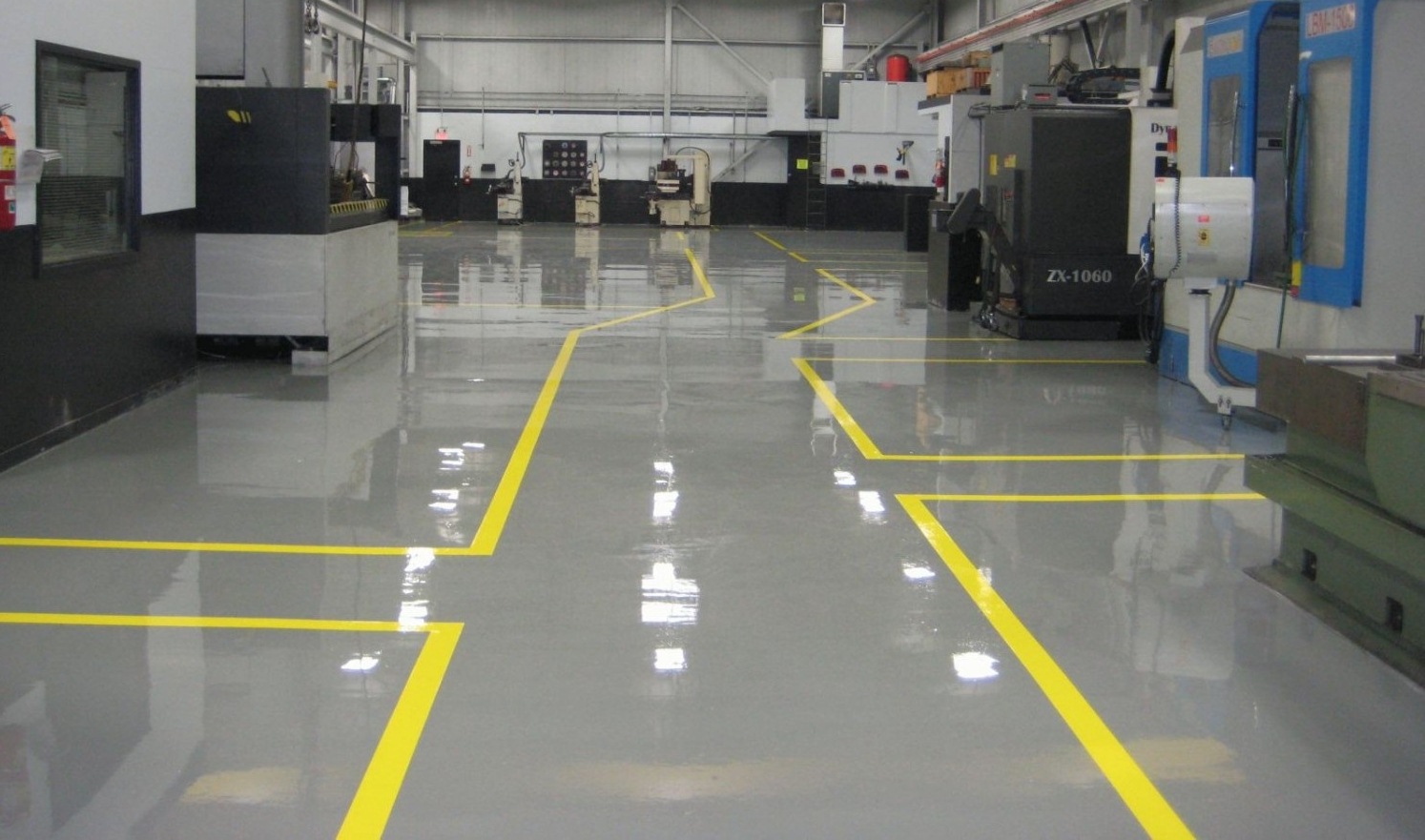 Sơn kẻ vạch kho xưởng màu vàng tại nhà xưởng, ngăn khu vực máy móc và lối đi