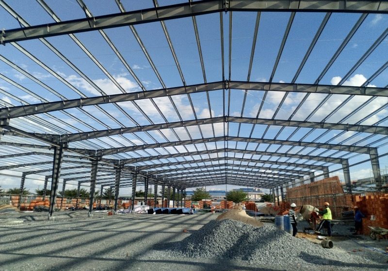 Một nhà thép tiền chế đang trong quá trình xây dựng