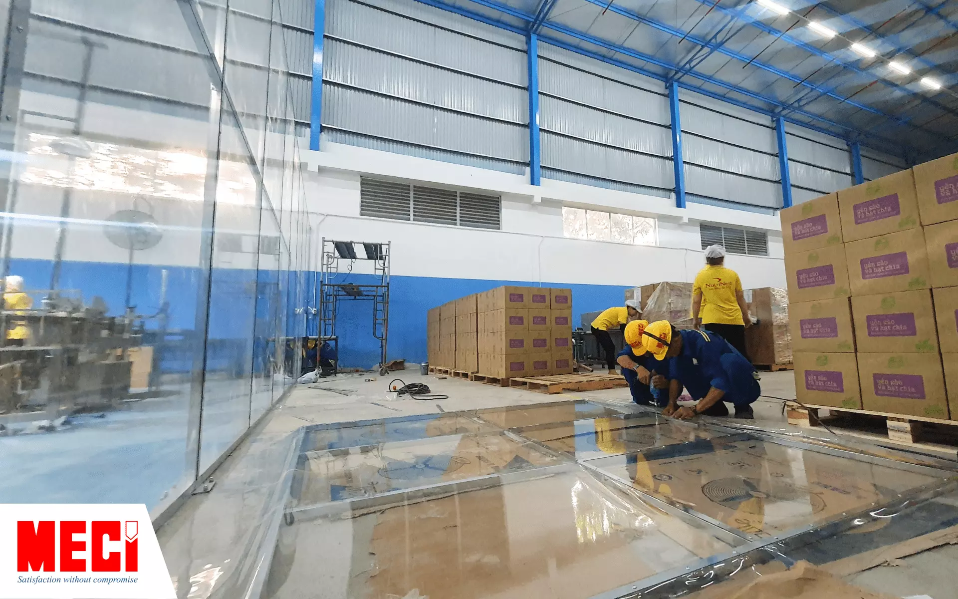 2 nhân viên đang thi công vách ngăn nhựa