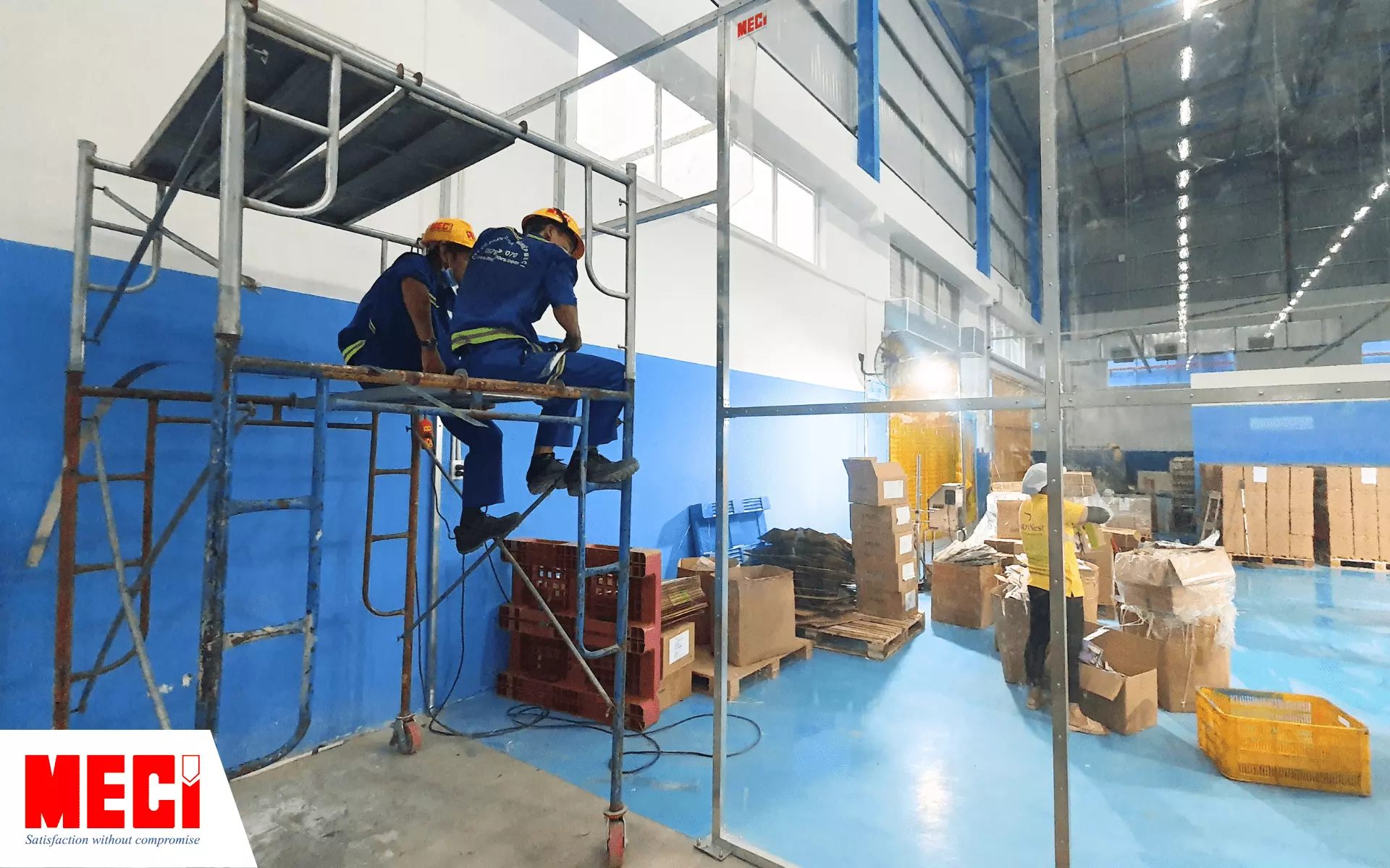 2 nhân viên đang thi công vách ngăn nhựa