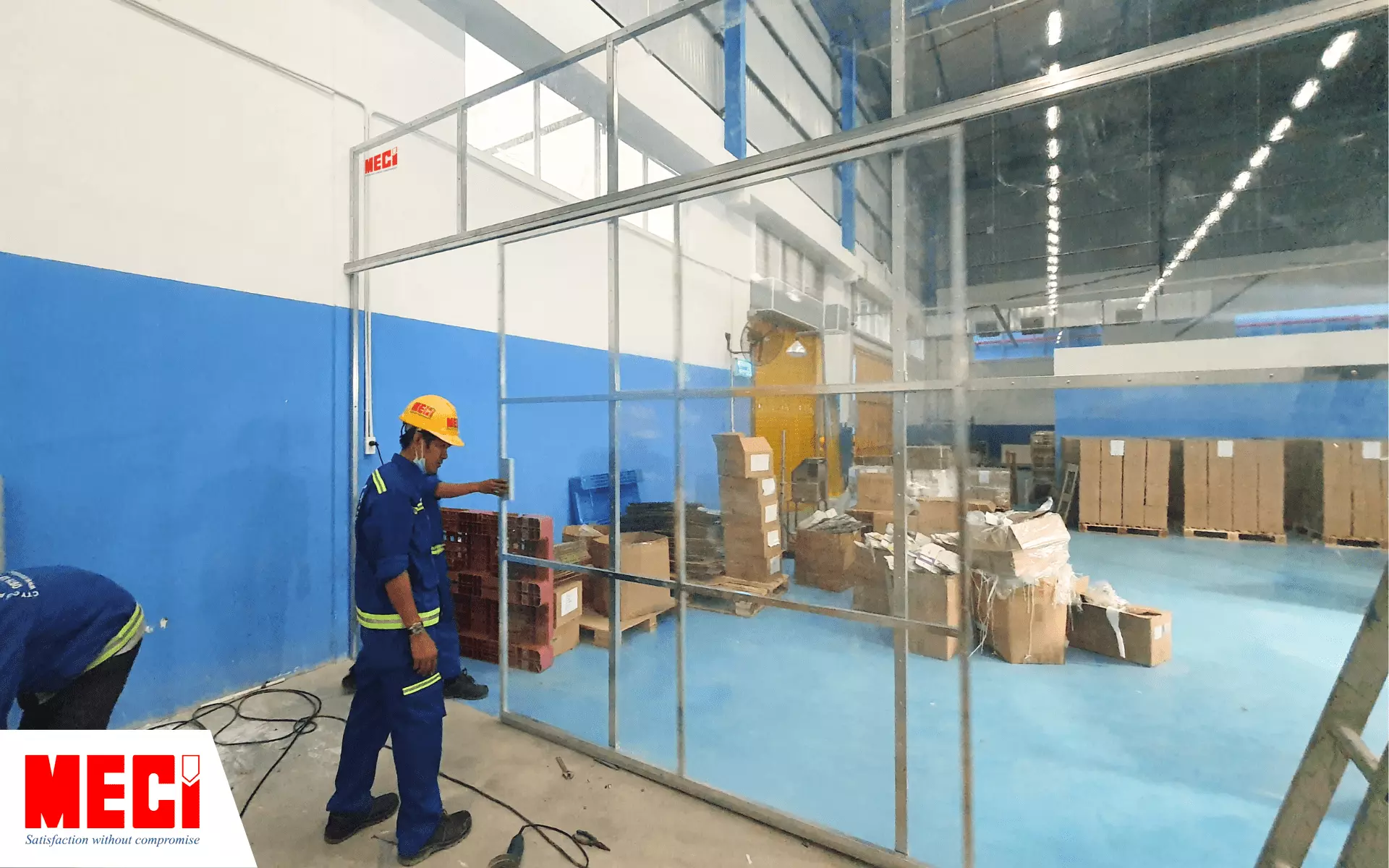 Nhân viên kéo cửa lùa bằng nhựa pvc