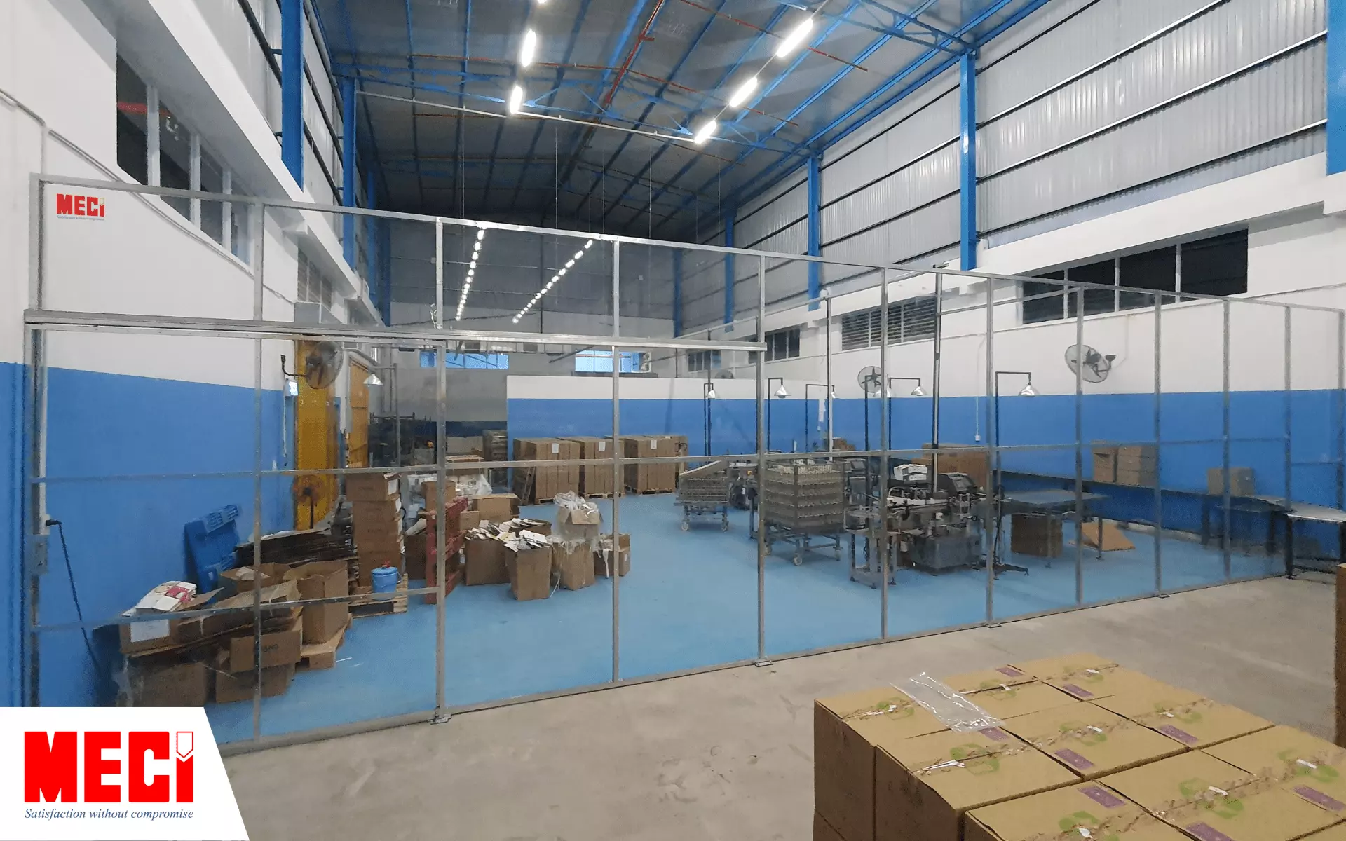 Vách ngăn trong suốt, nhìn thấy được khu vực đóng hàng