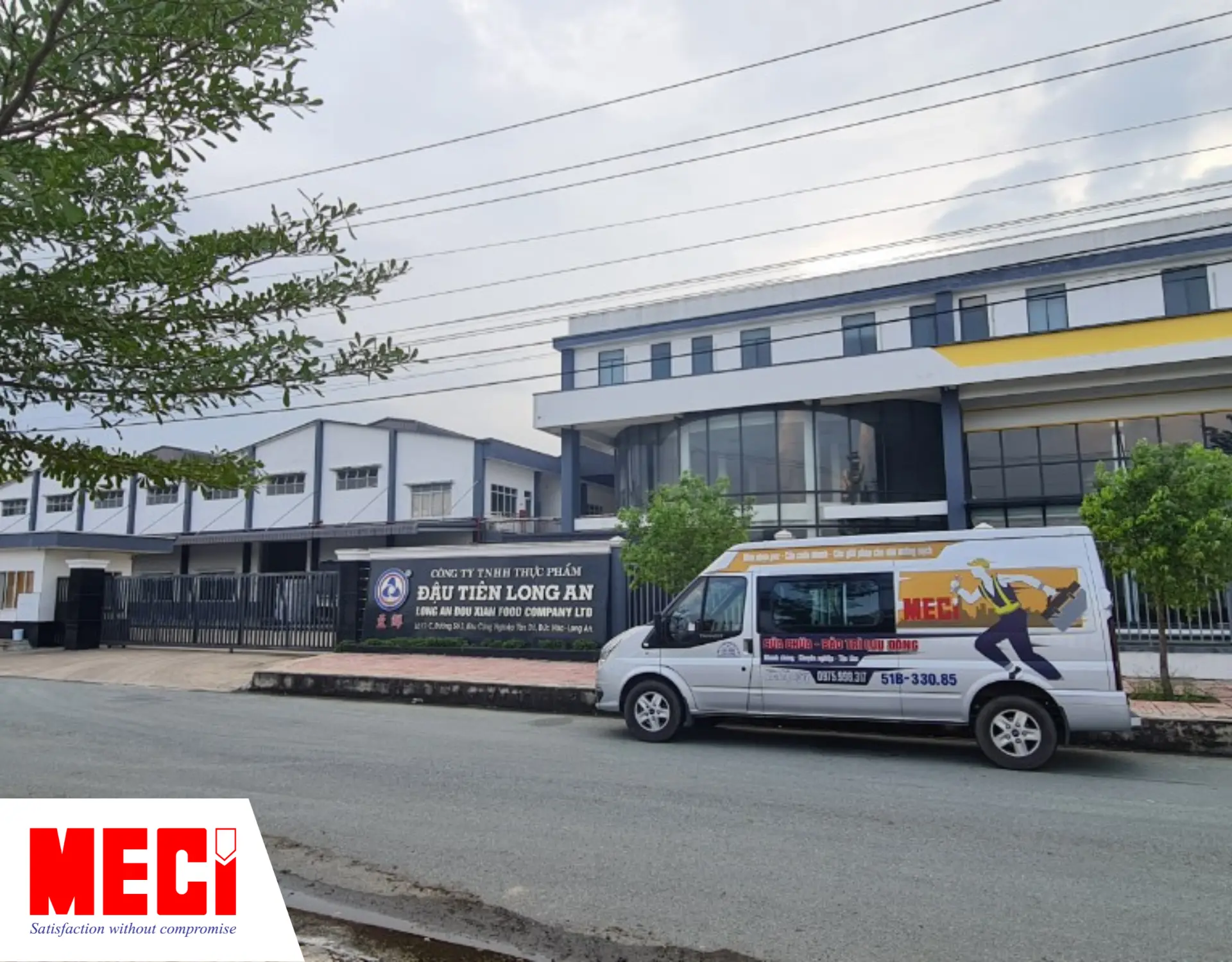 Xe MECI đứng trước nhà máy Đậu Tiên