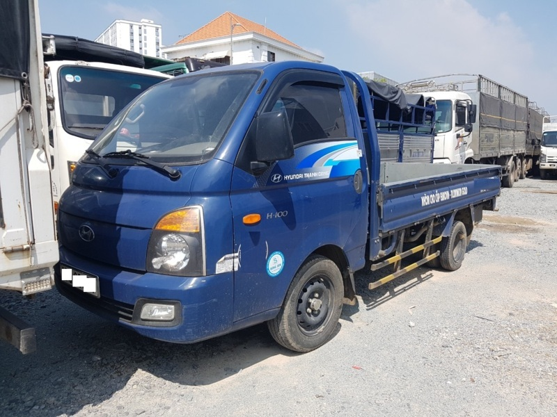 Một số các xe tải cũ trong bãi xe tập trung của một đơn vị chuyên mua bán