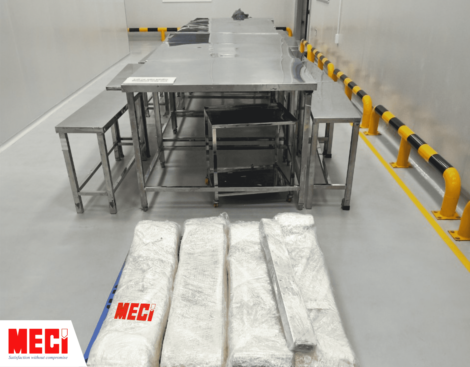 MECI tập kết rèm tại khu vực lắp đặt 