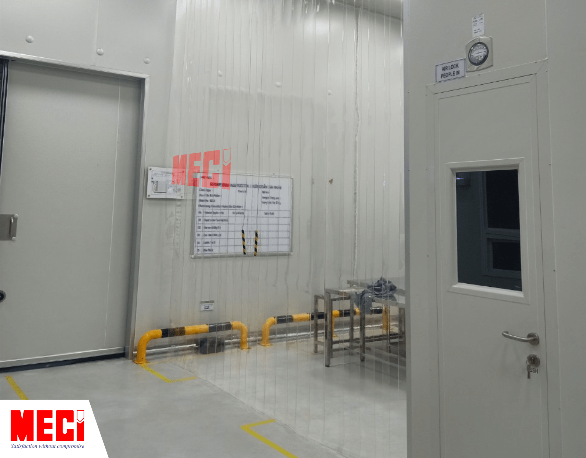 Không gian khu vực lắp rèm nhựa của anh Phát