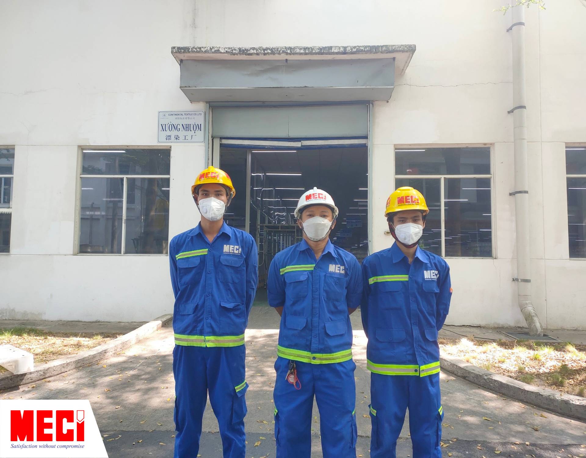 hai kỹ thuật viên đang khoan thanh treo rèm nhựa PVC vào tường