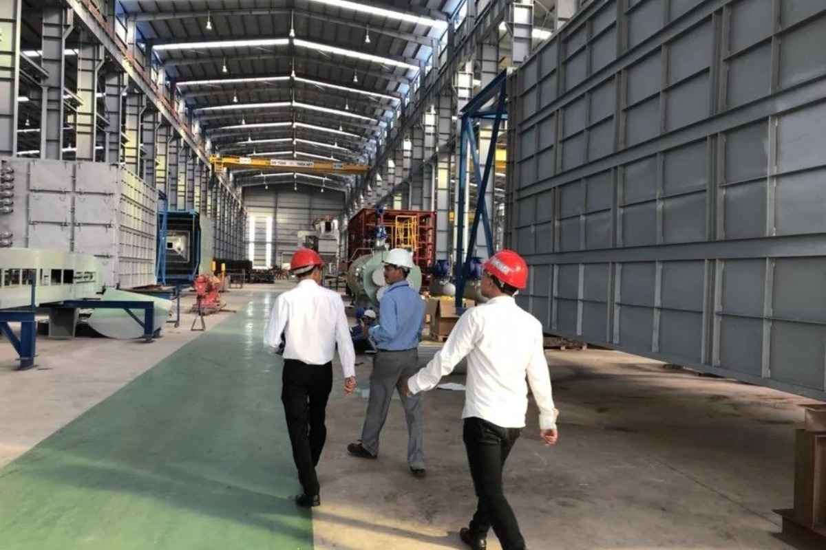 Lãnh đạo khảo sát kho xưởng để tính toán chọn ngày di dời