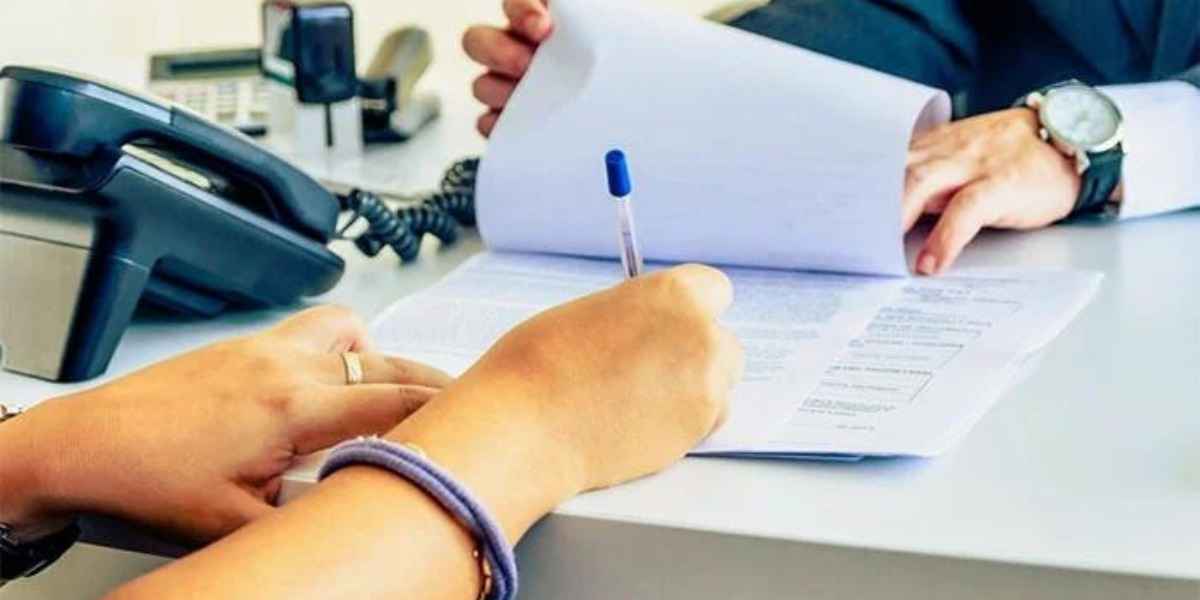 Ảnh minh hoạ đại diện hai bên doanh nghiệp và đơn vị vận chuyển ký hợp đồng