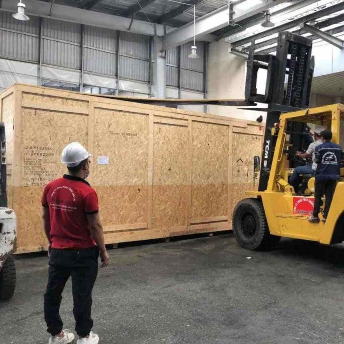 Đơn vị dịch vụ di dời kho sử dụng xe nâng để vận chuyển hàng hóa trong kho