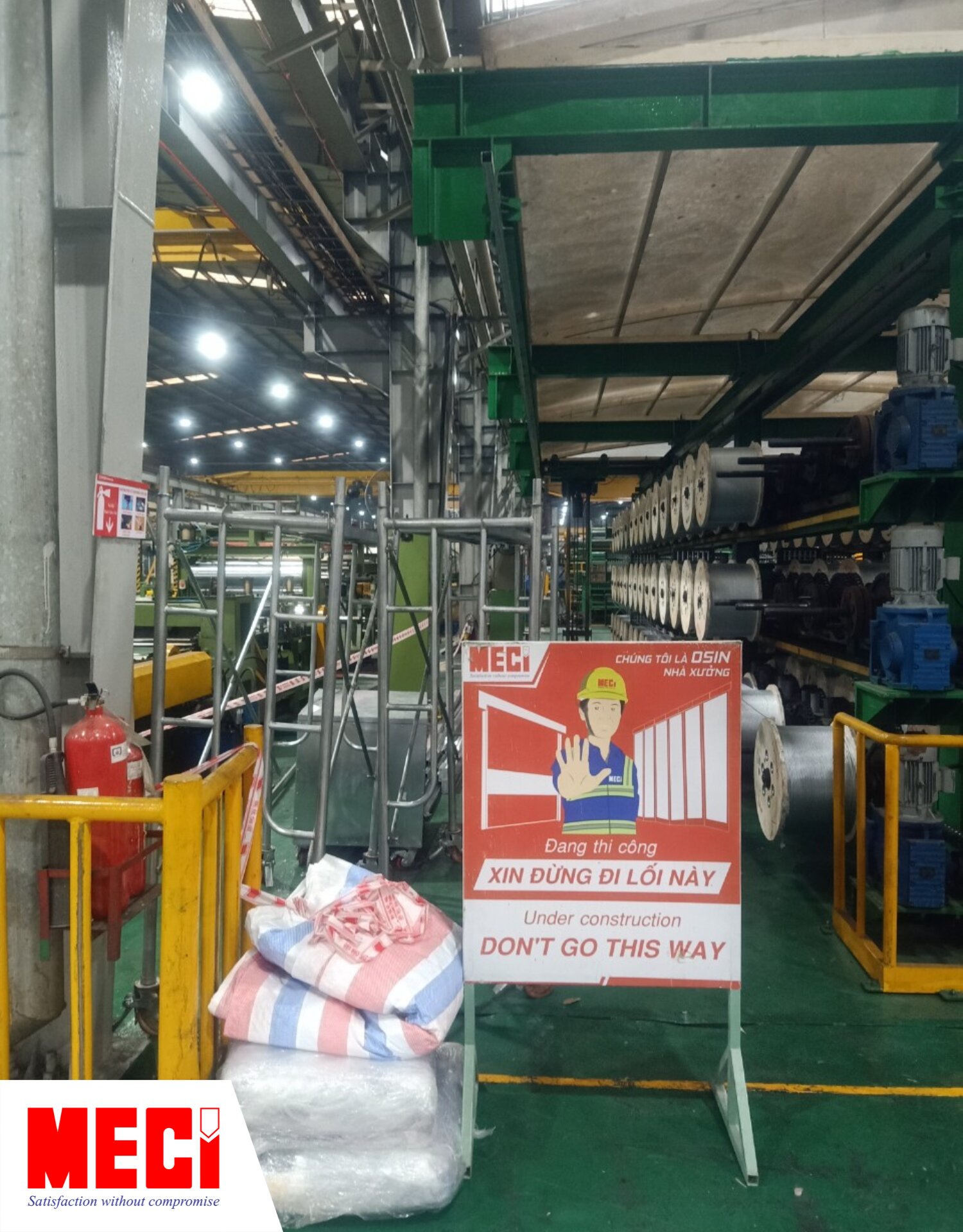  bảng hiệu cảnh báo “ xin đừng đi lối này” của MECI trước khu vực thi công