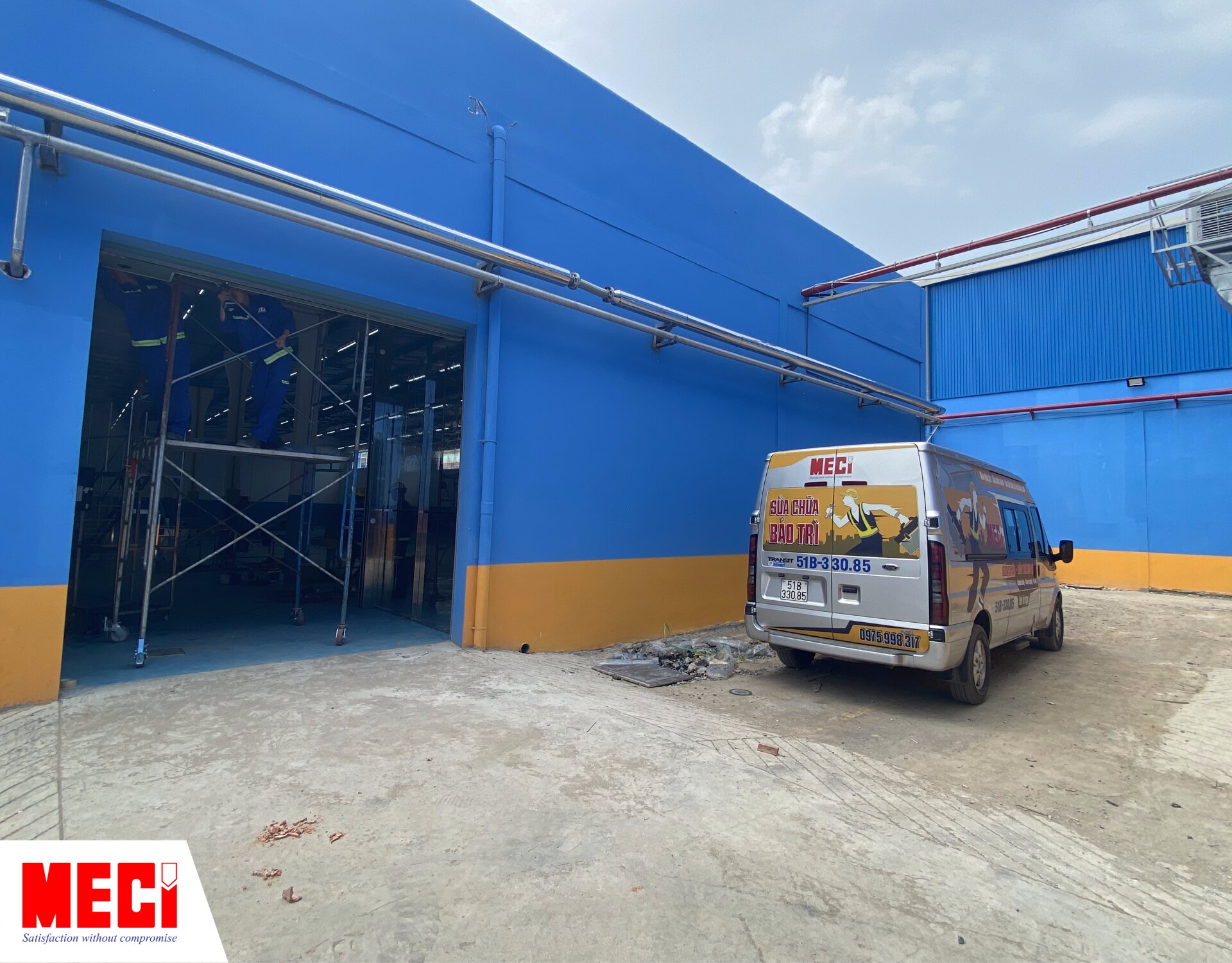 xe của MECI đậu trong khu vực nhà máy NutriNest